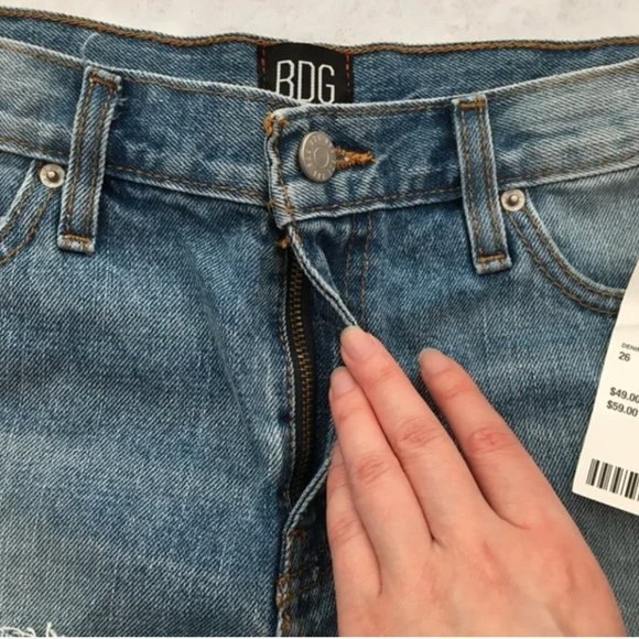 🍉 NWT Urban Outfitters BDG High Rise Denim Shorts 26 - Picture 2 of 8